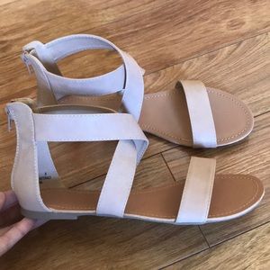Cute zipper back size 8 👡 sandals like new